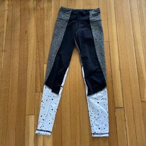 XS Beyond Yoga printed leggings- grey/black/star print